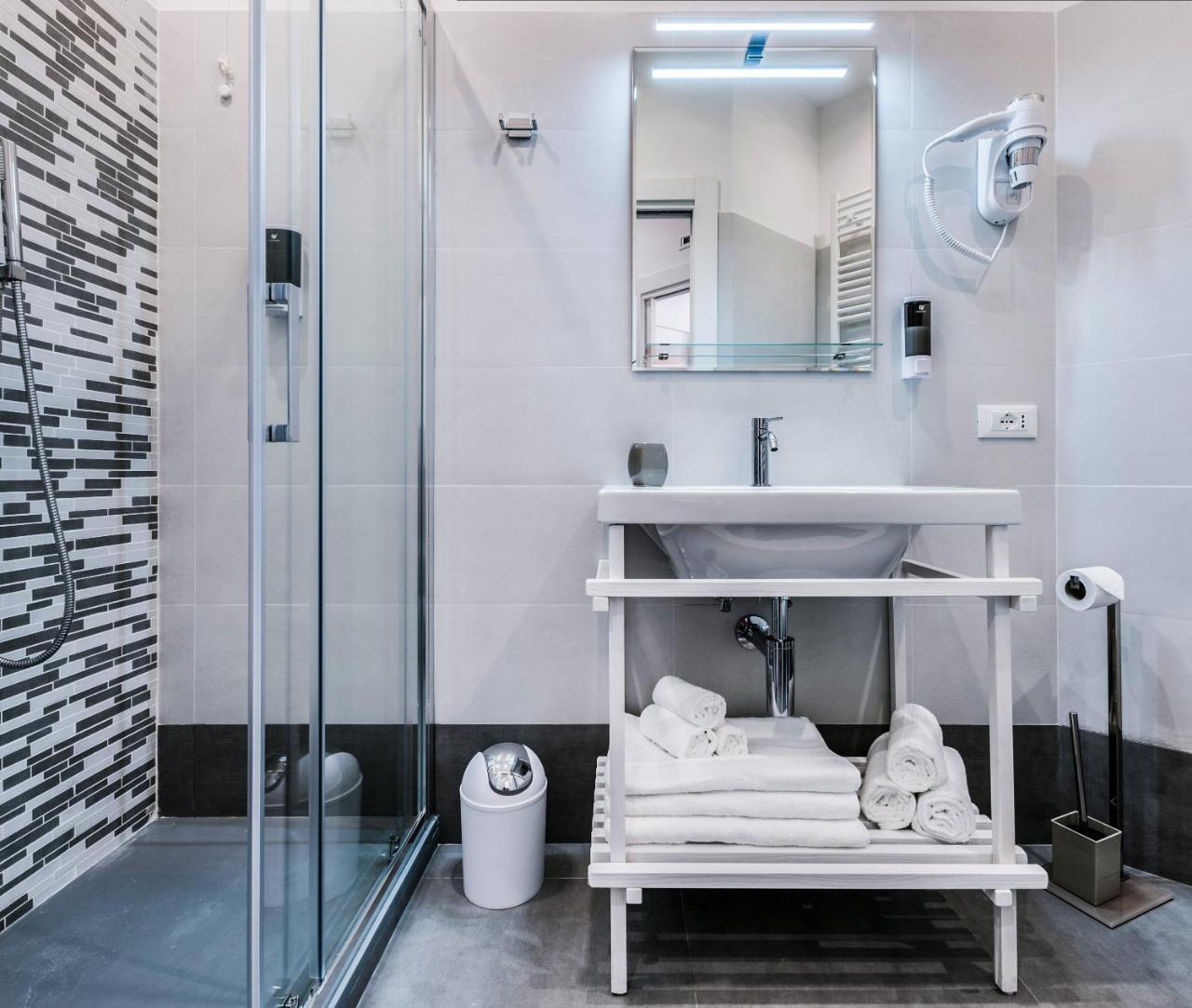 Lele Rooms San Lorenzo Рим Екстериор снимка